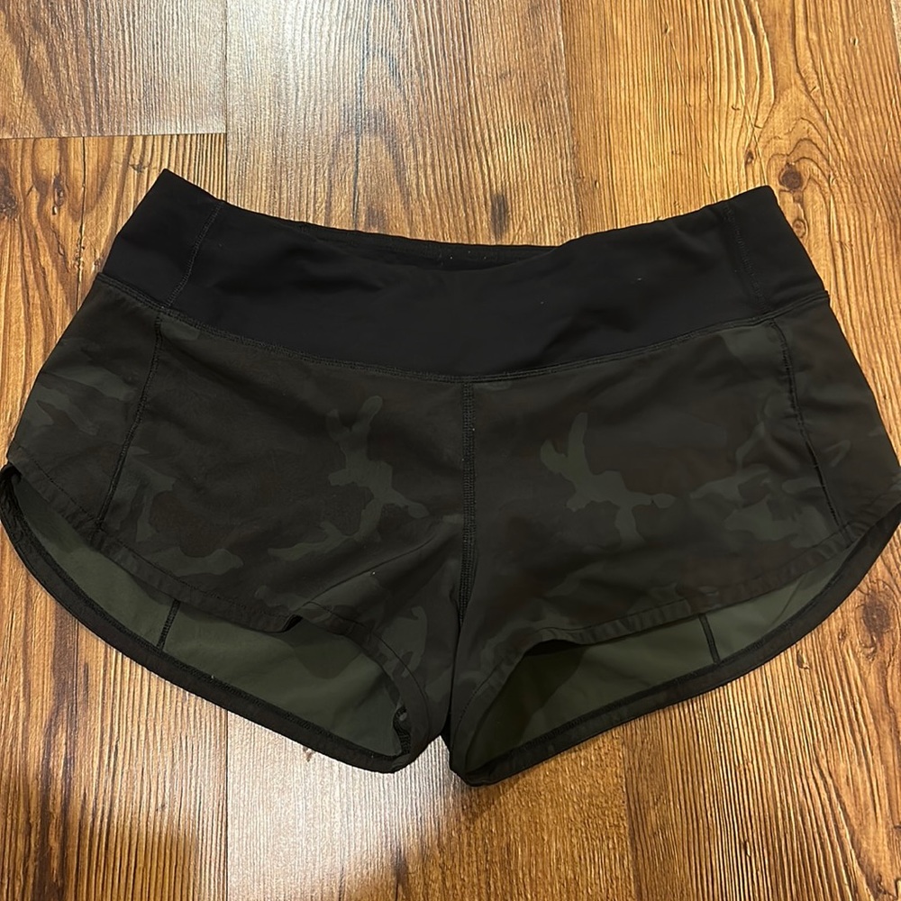 Dark Camo Lulu Lemon shorts with built in. Size 6 Regular, def short